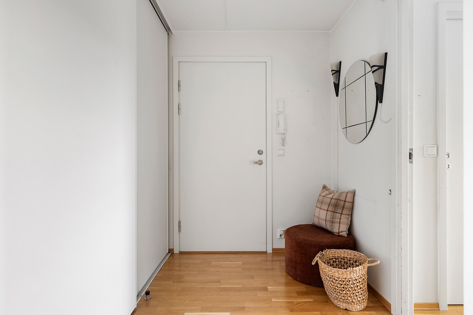 Entré med skyvedørsgartderobe Galleribilde