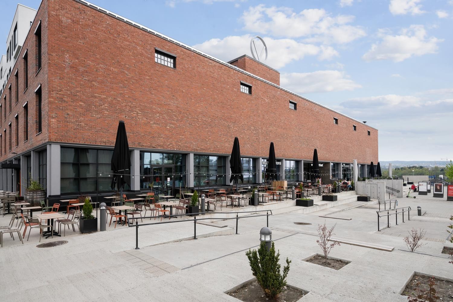 Vinslottet med servering og butikker Galleribilde