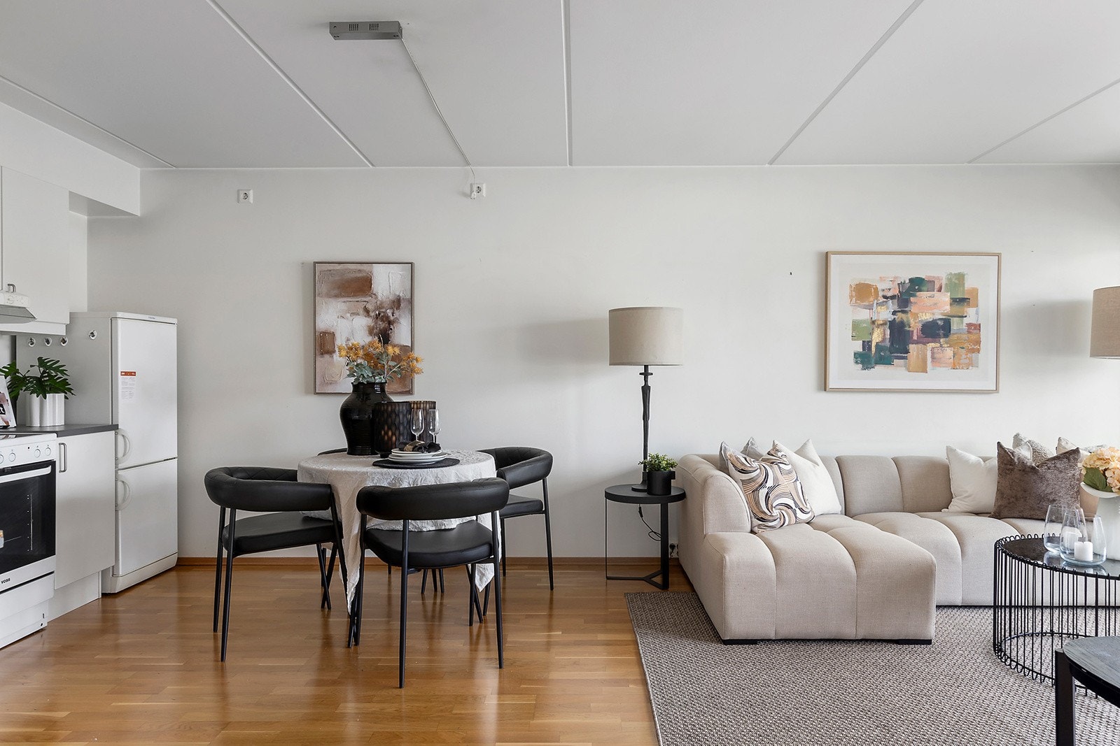 Plass til både sofa og spisebord i stuen Galleribilde