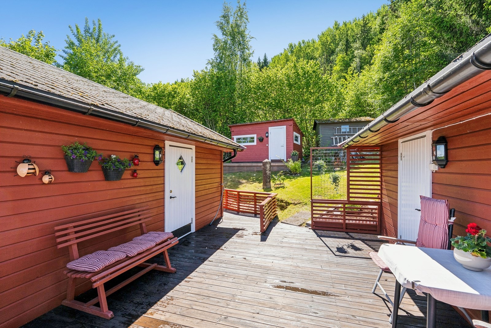 Passasjen mellom hovedhytta og annekset er en del av det sammenhengende terrassegulvet. Galleribilde