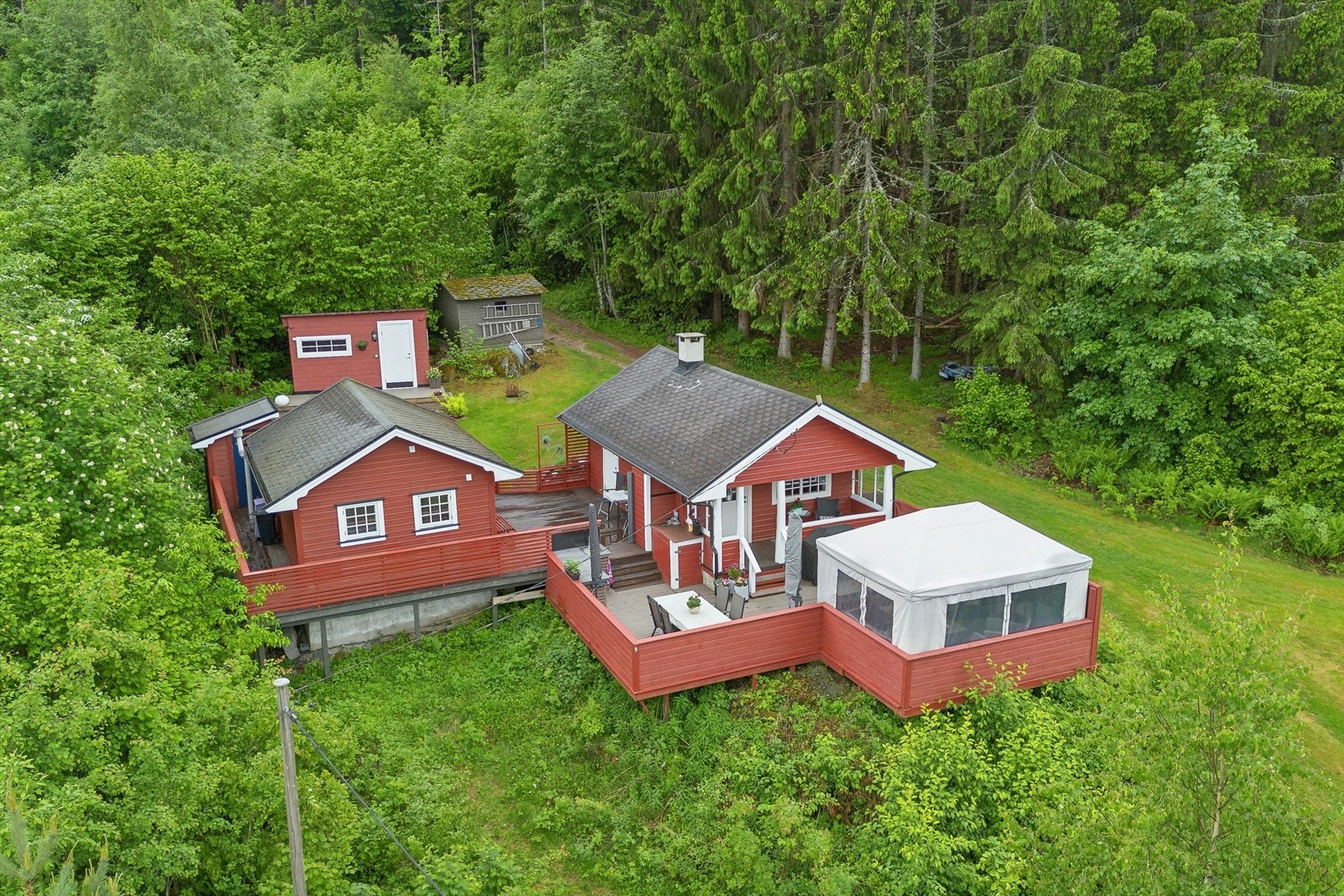 Fritidseiendom bestående av hytte og et separat anneks, bundet sammen av et terrasseanlegg på til sammen ca. 115 m². Galleribilde