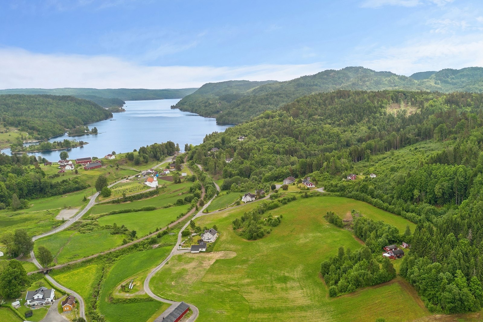Fra eiendommen er det utsikt over Farrisvannet. Her er du i rolige omgivelser med kort vei til både natur og by. Galleribilde