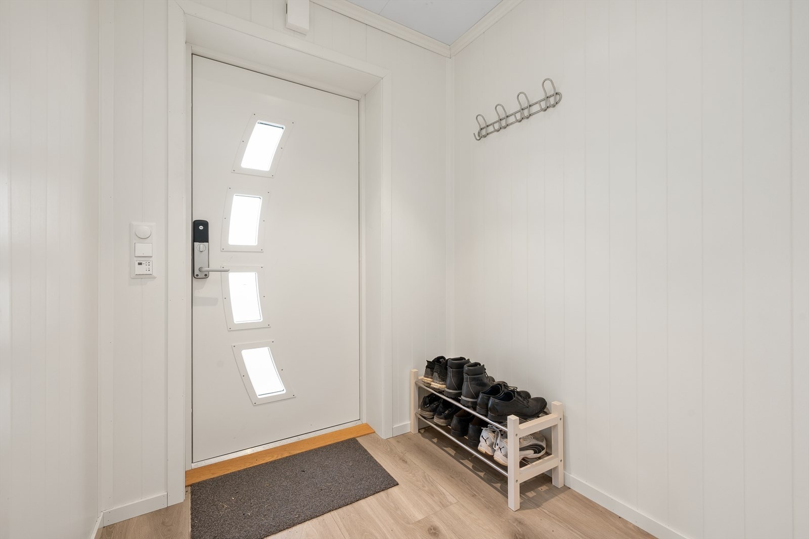 Romslig entrè på ca. 7m². Galleribilde