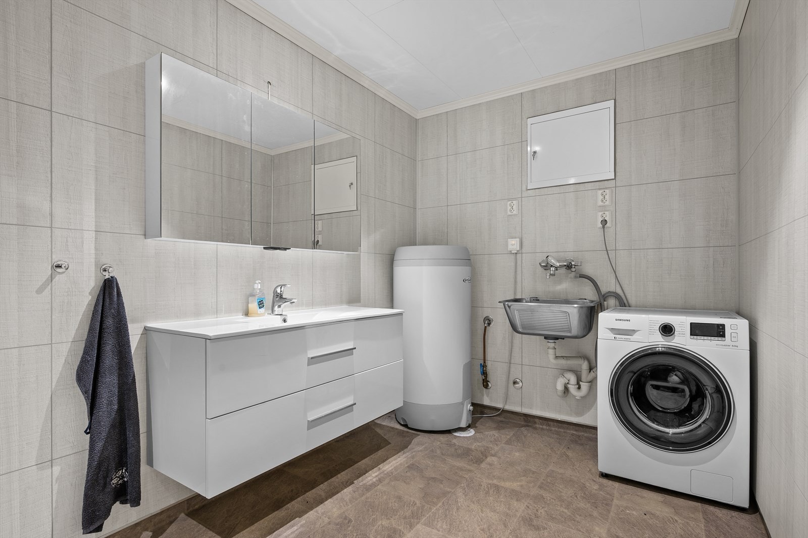 På badet er det også opplegg for vaskemaskin og utslagsvask. Galleribilde