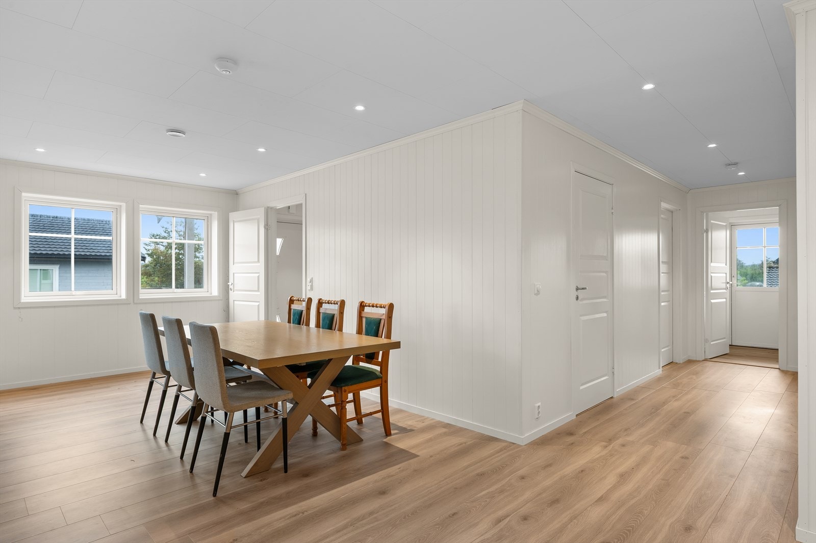 Boligen er på 95m² og har en romslig stue på 27m². Galleribilde