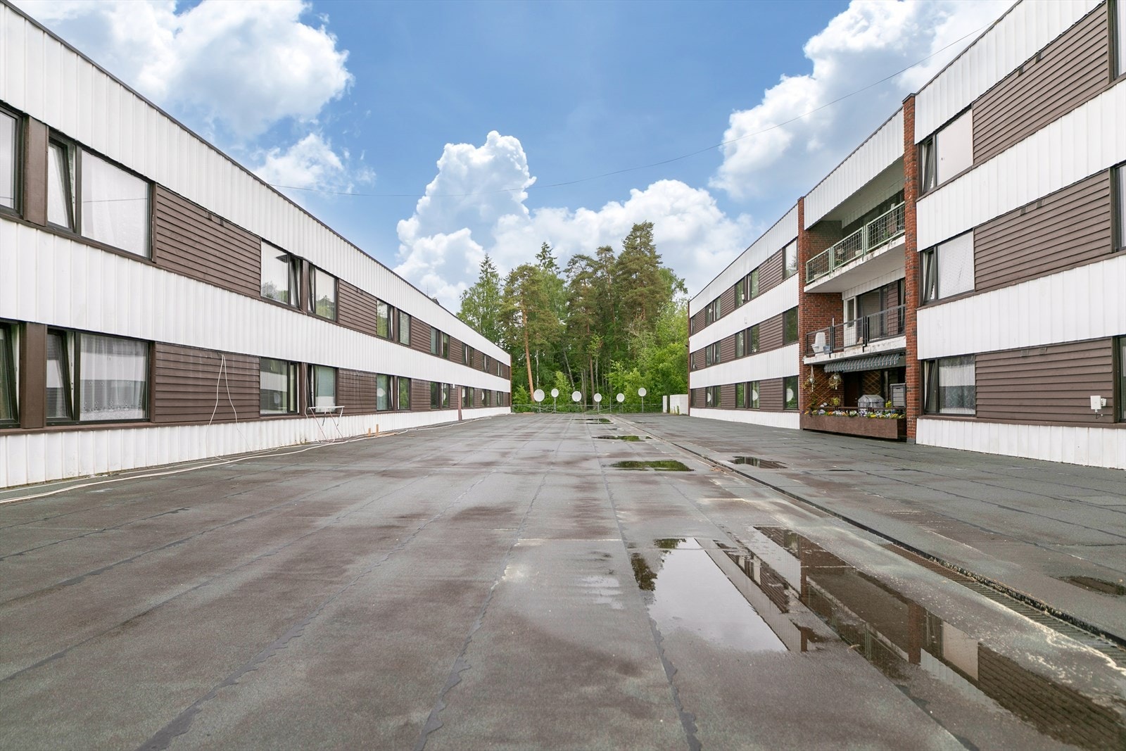 Fellesarealene er opparbeidet med asfalterte adkomstveier og noe beplantning. Galleribilde