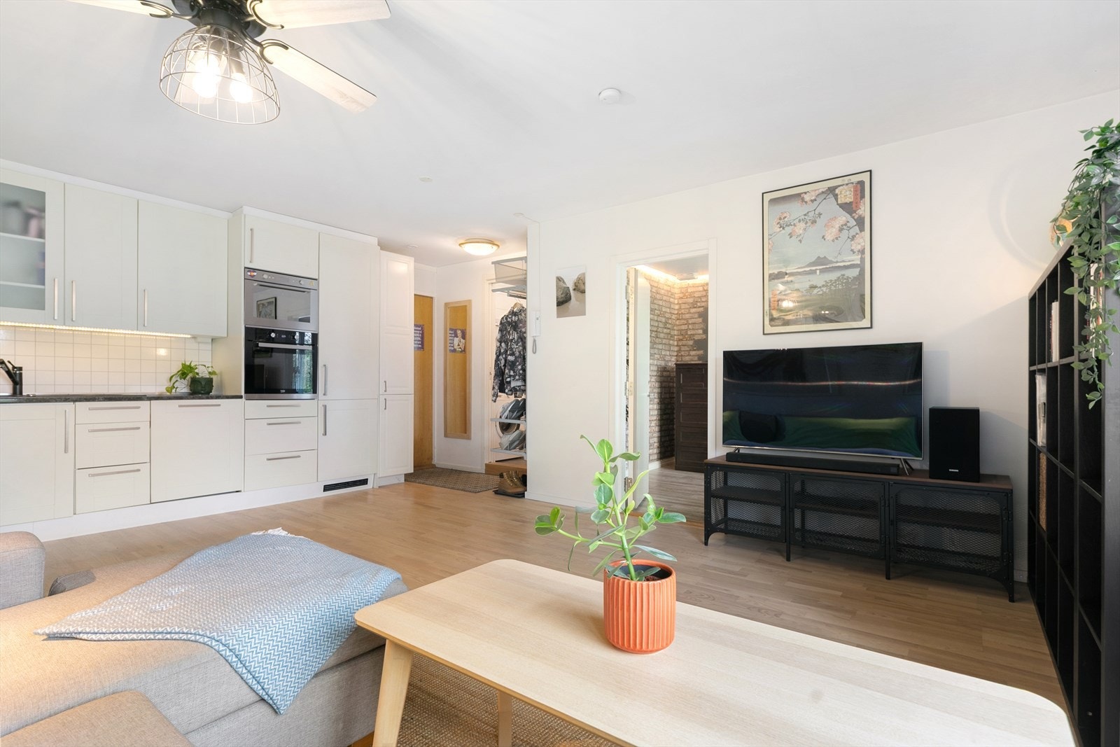 Leiligheten har åpen kjøkken- og stueløsning, hvilket bidrar til at leiligheten føles lys og luftig. Galleribilde
