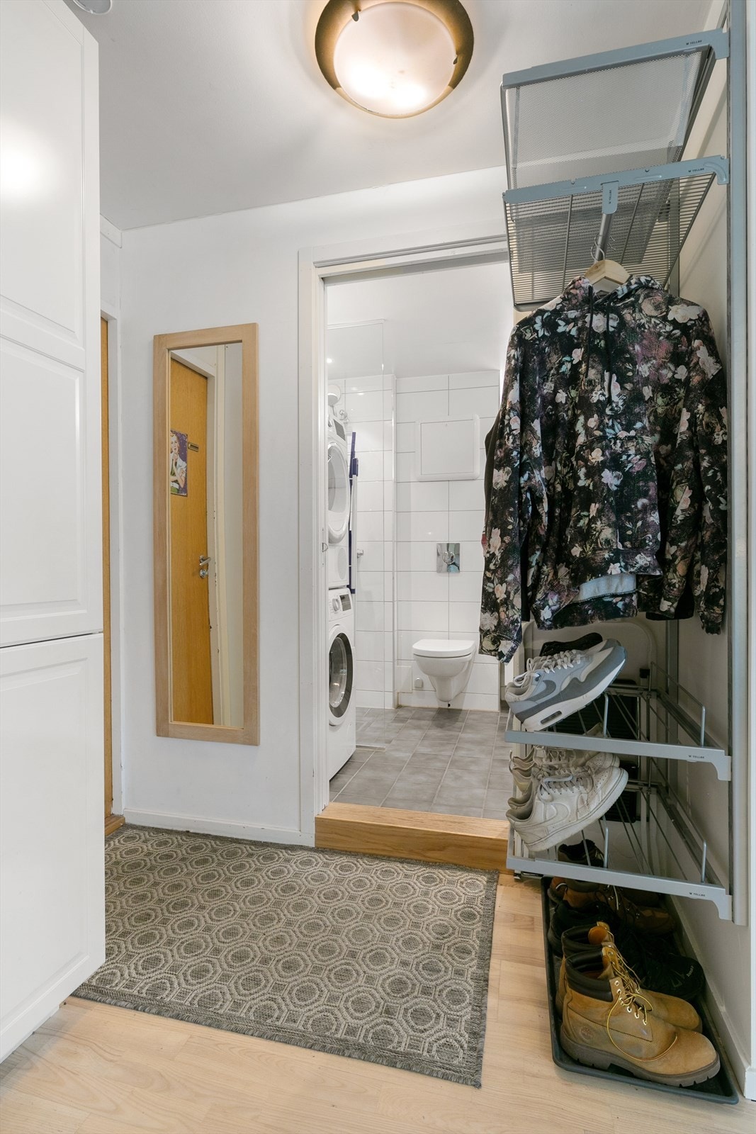 Fra entréen er det direkte adkomst til badet, noe som gir en praktisk flyt i hverdagen. Galleribilde