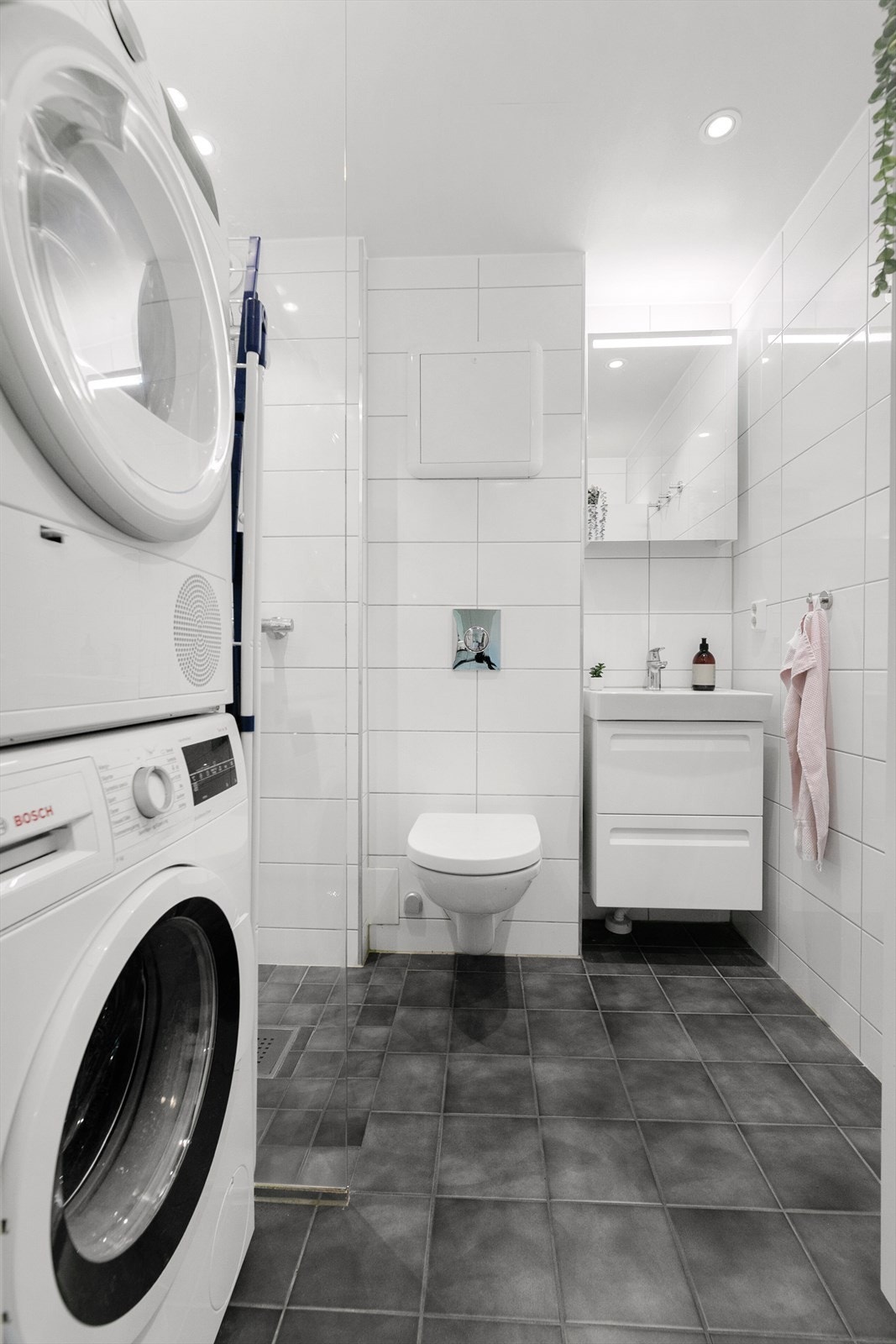 Badet ble pusset opp i 2017 med flislagte overflater, varmekabler i gulvet og opplegg for vaskemaskin. Galleribilde