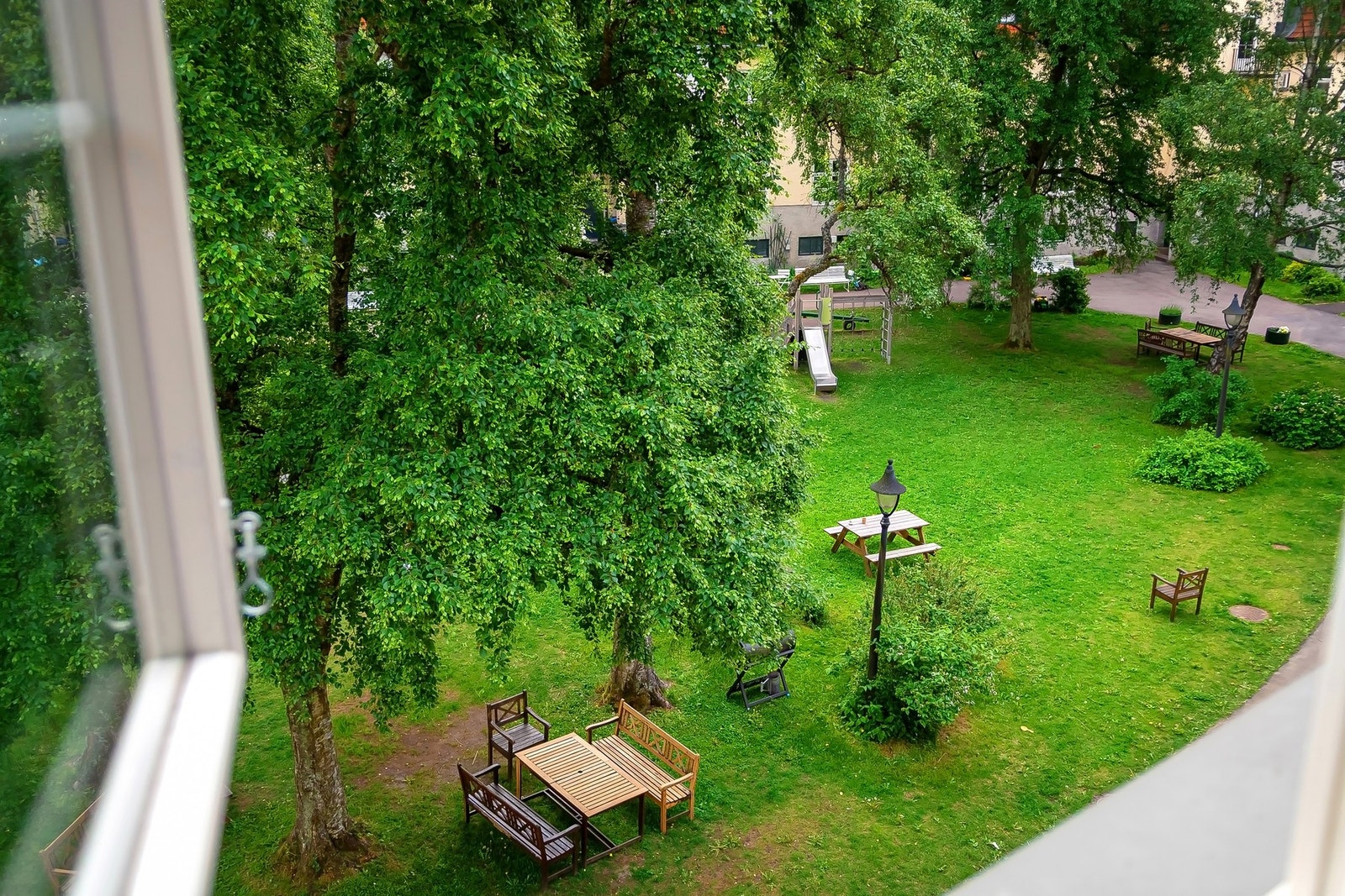 Rommet vender mot en grønn og idyllisk bakgård. Galleribilde
