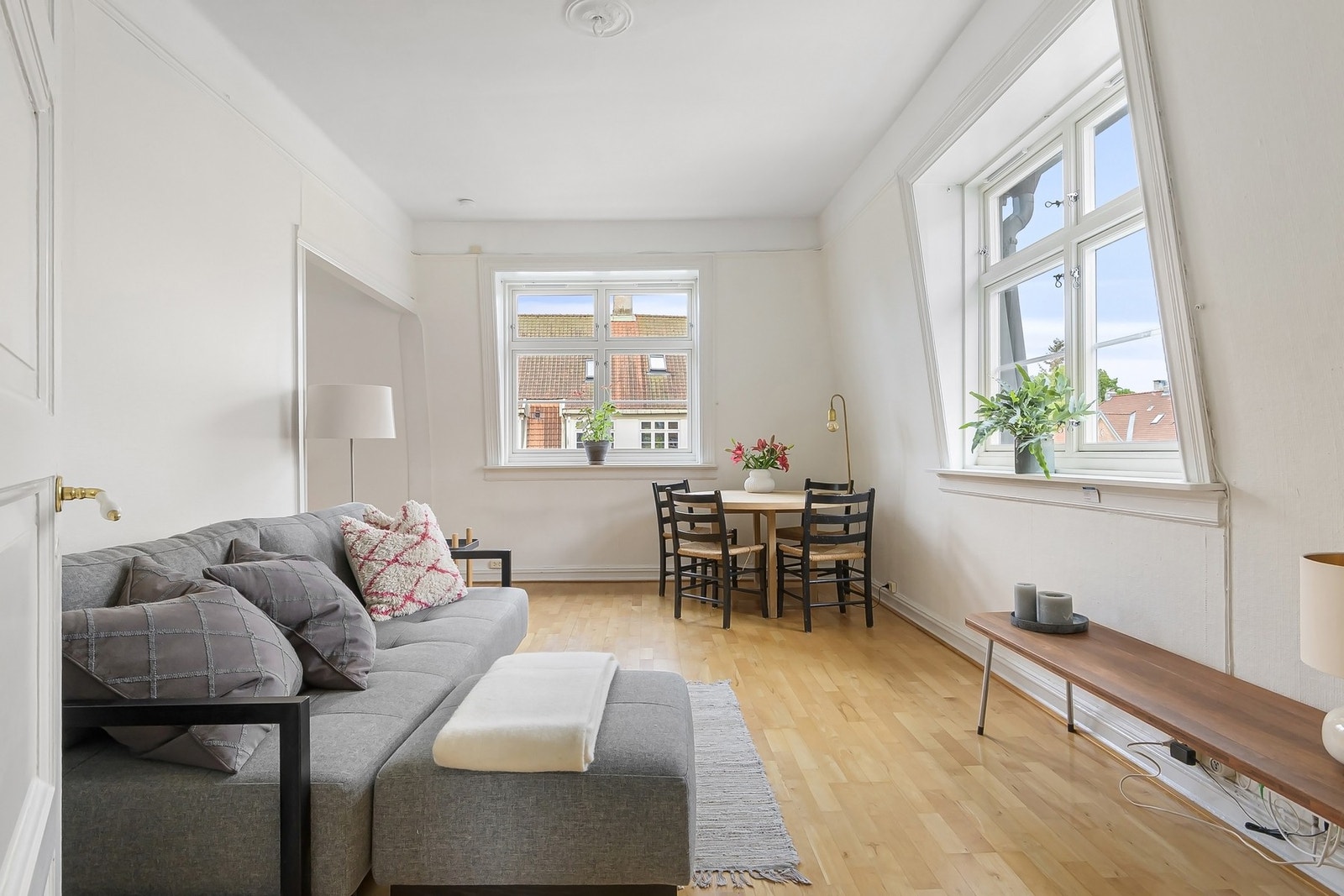 Boligen er plassert i populære Lindern Hageby, kjent for sine idylliske og barnevennlige omgivelser. Galleribilde