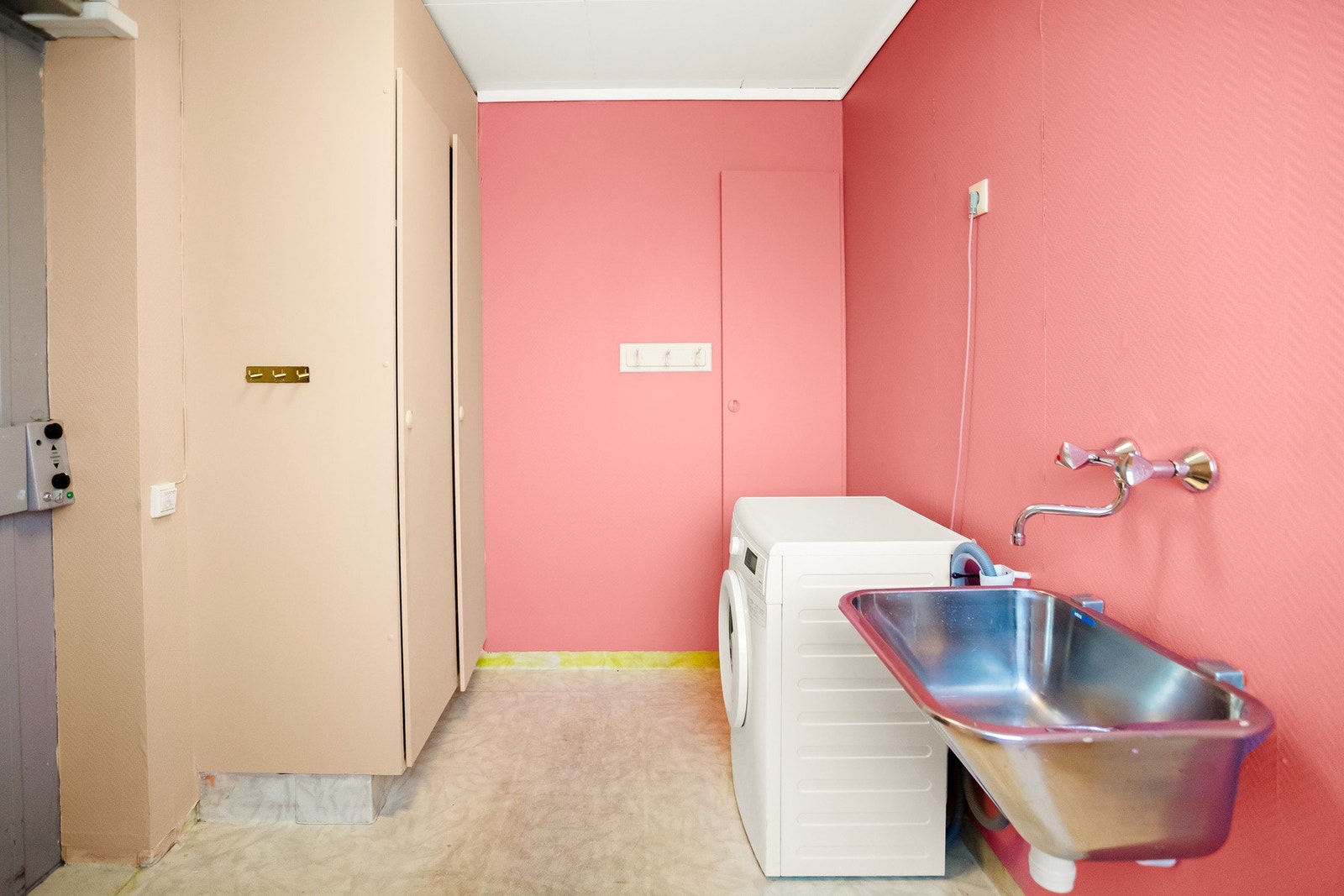 Badet fremstår funksjonelt med god plass til både daglig bruk og klesvask. Galleribilde