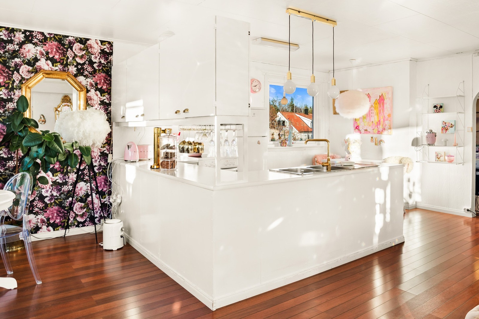 Boligen har et lyst og åpent kjøkken med god arbeidsflate og praktisk utforming. Galleribilde