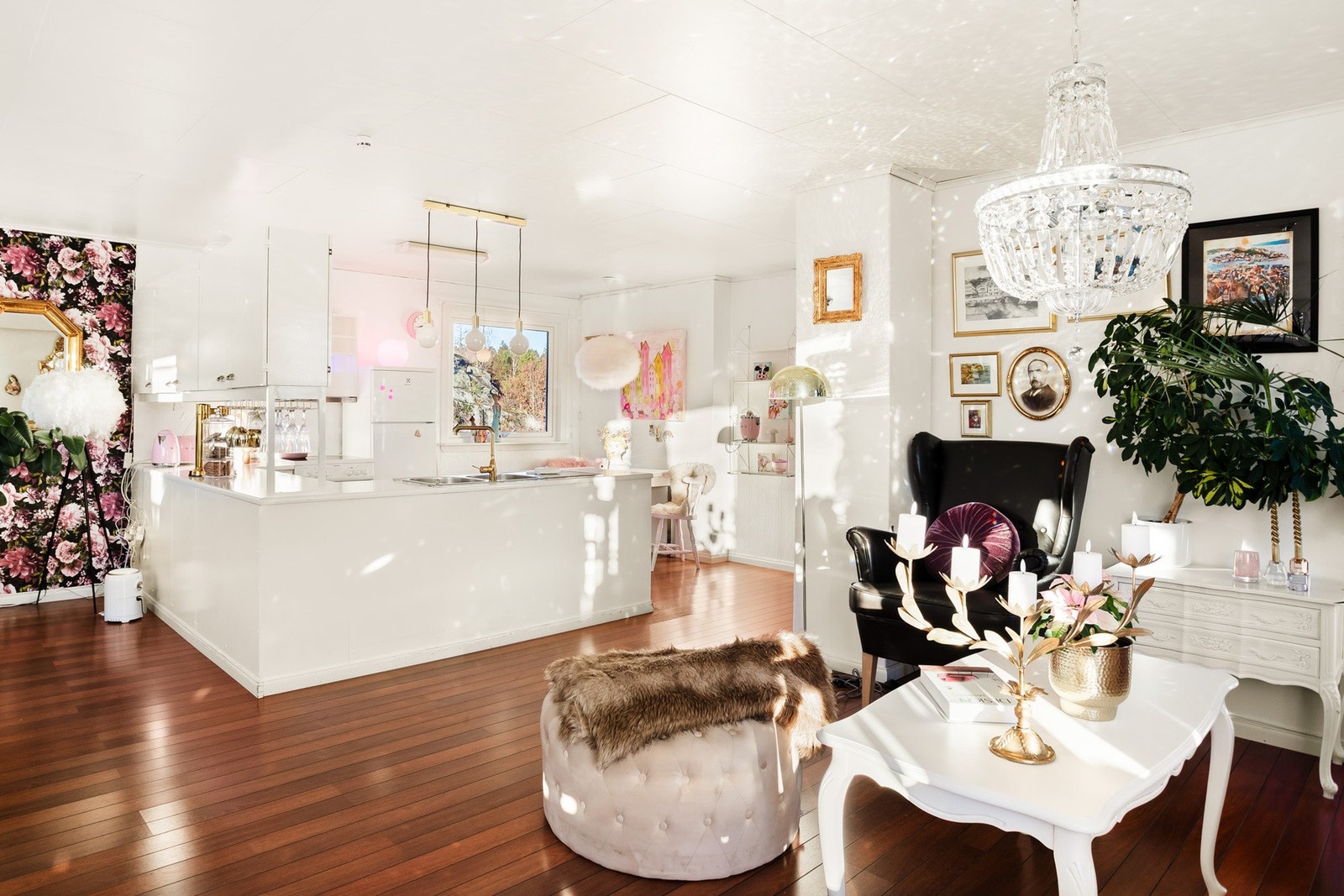 Romslig og innbydende stue med store vinduer som slipper inn rikelig med dagslys. Galleribilde