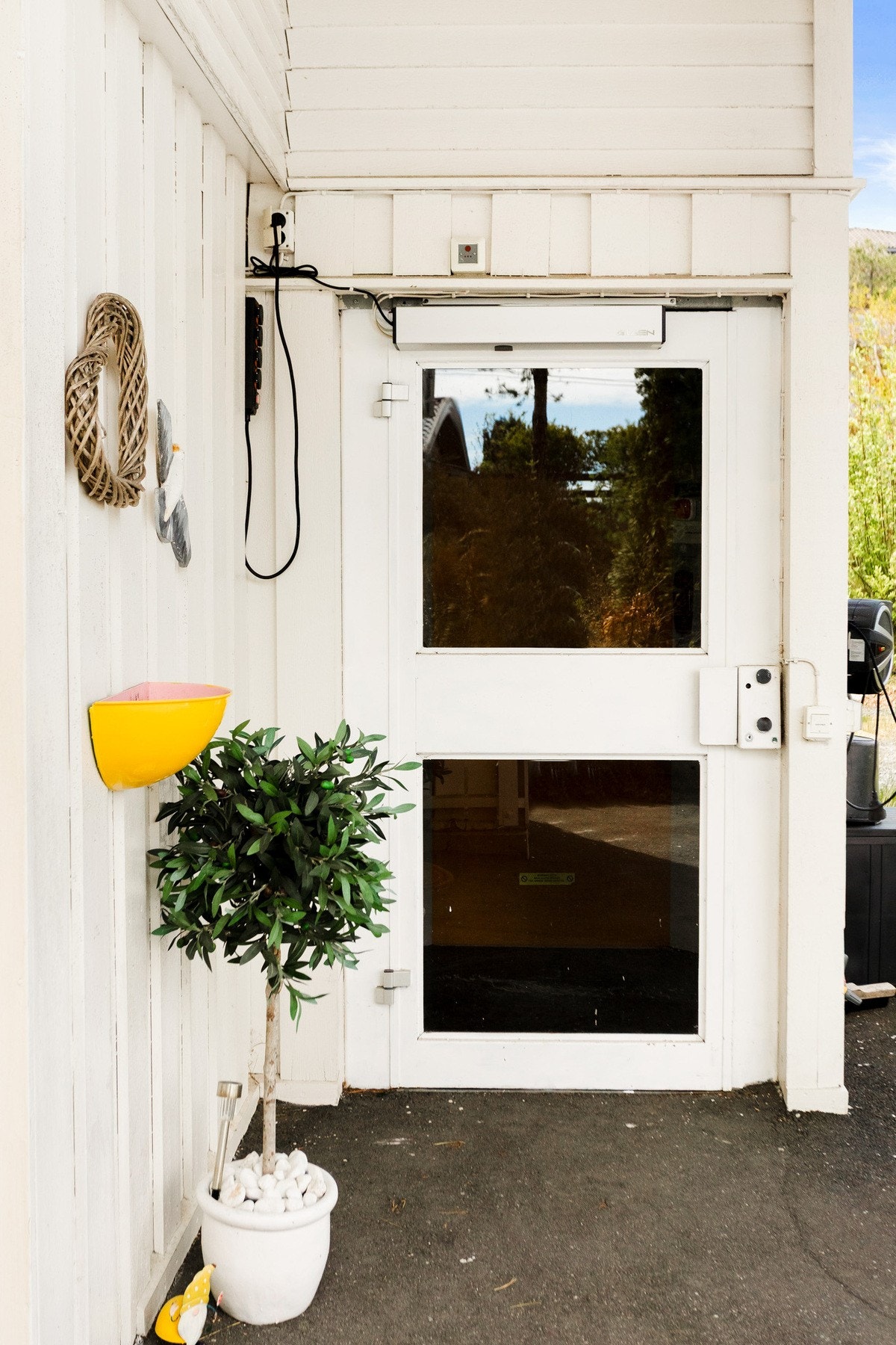 Dersom ny kjøper vil overta heisen kostnadsfritt, må kjøper si ifra og sende inn skjema. Dersom ny eier ikke ønsker å overta hjelpemiddelet, må man gi beskjed så snart som mulig. Da vil Nav Hjelpemiddelsentralen iverksette demontering kostnadsfritt. Galleribilde