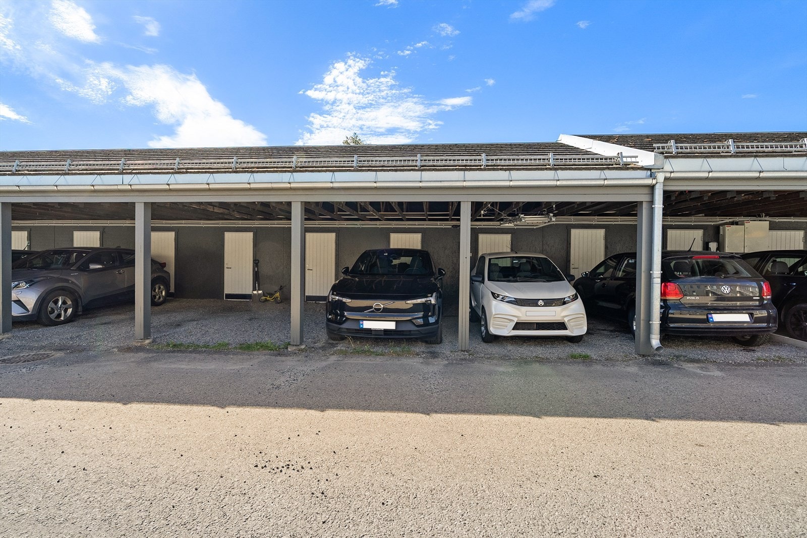 Carport i felles carportrekke med bod i bakkant. Galleribilde