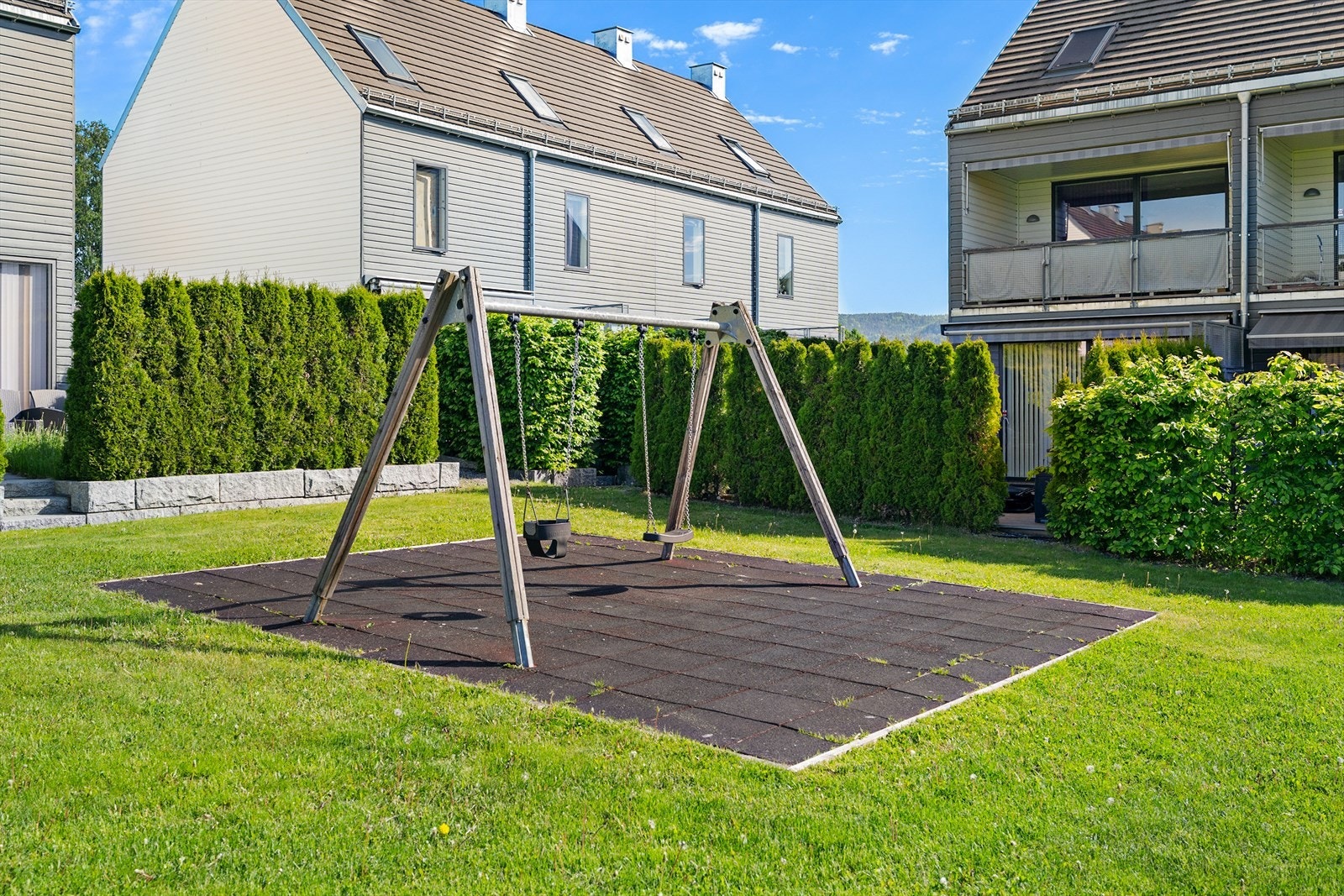 Frodige og flotte fellesområder i sameiet med plass til lek og rekreasjon. Galleribilde
