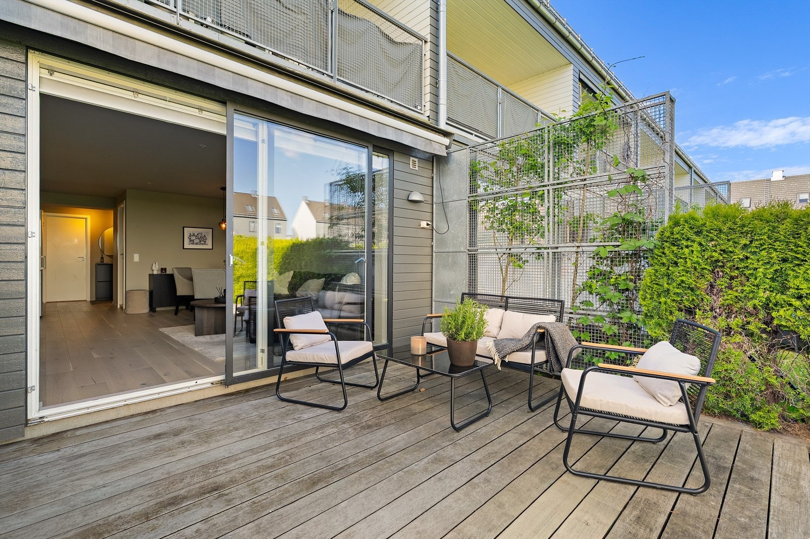 Terrasse på hele 33 kvm utenfor stue/kjøkken. Galleribilde