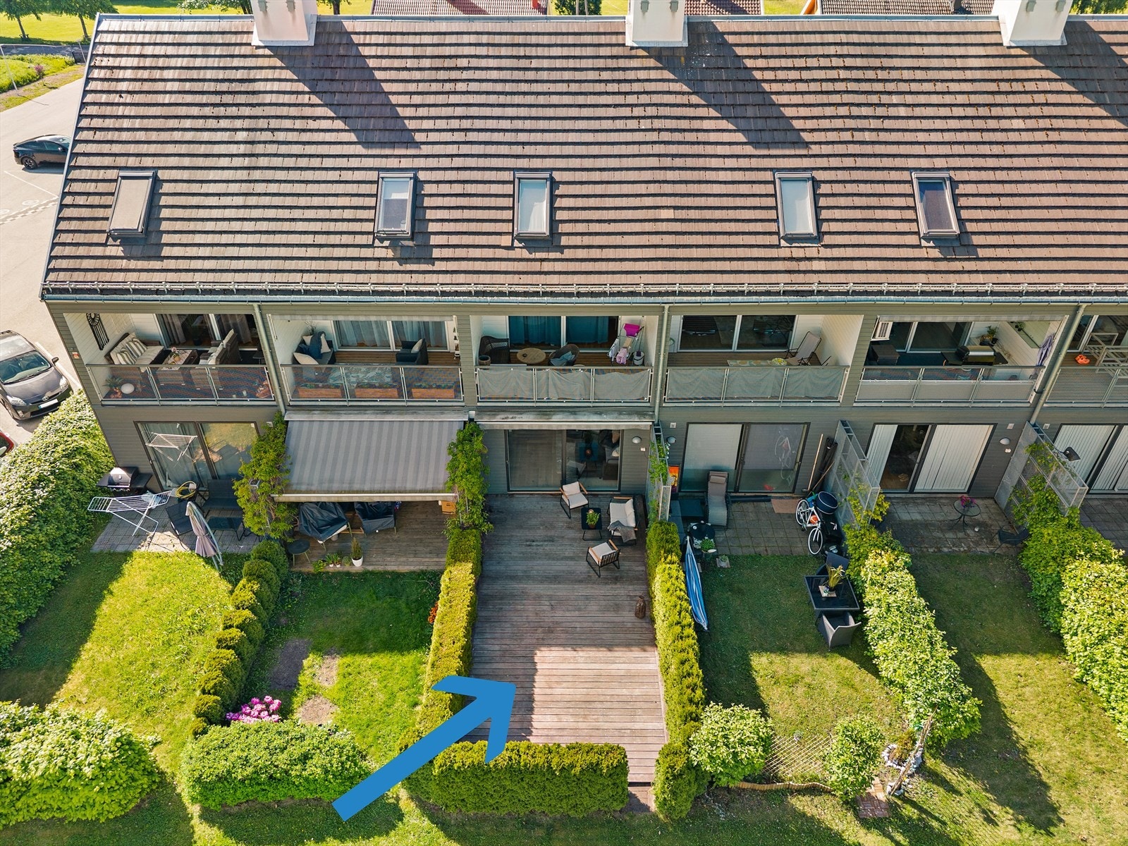Leiligheten ligger på bakkeplan og har trappefri adkomst, carport og stor uteplass. Galleribilde