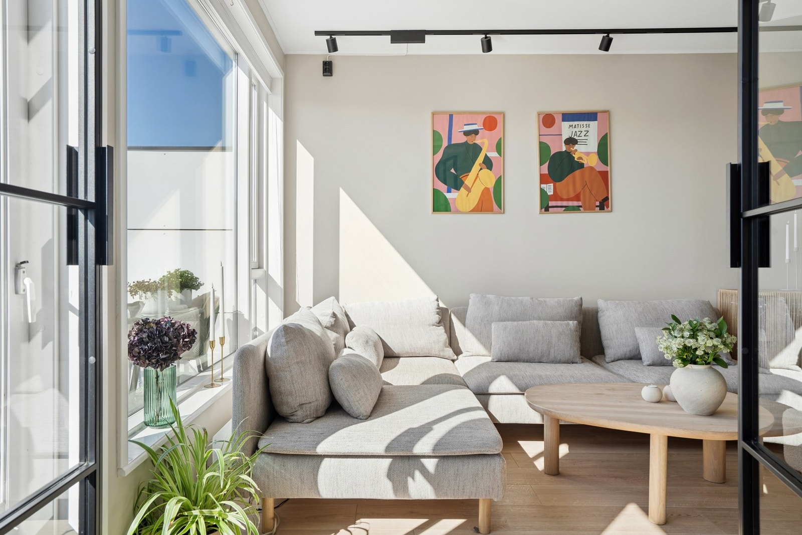 Innvendige vegger og himlinger er modernisert og malt opp i freshe farger. Galleribilde