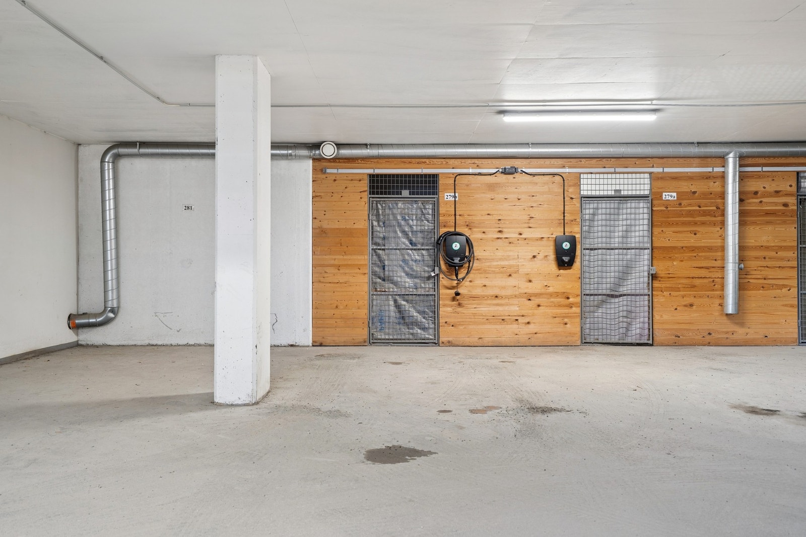 Det medfølger en fast biloppstillingsplass med elbillader, samt en sportsbod på 5 m² i underetasjen. Galleribilde
