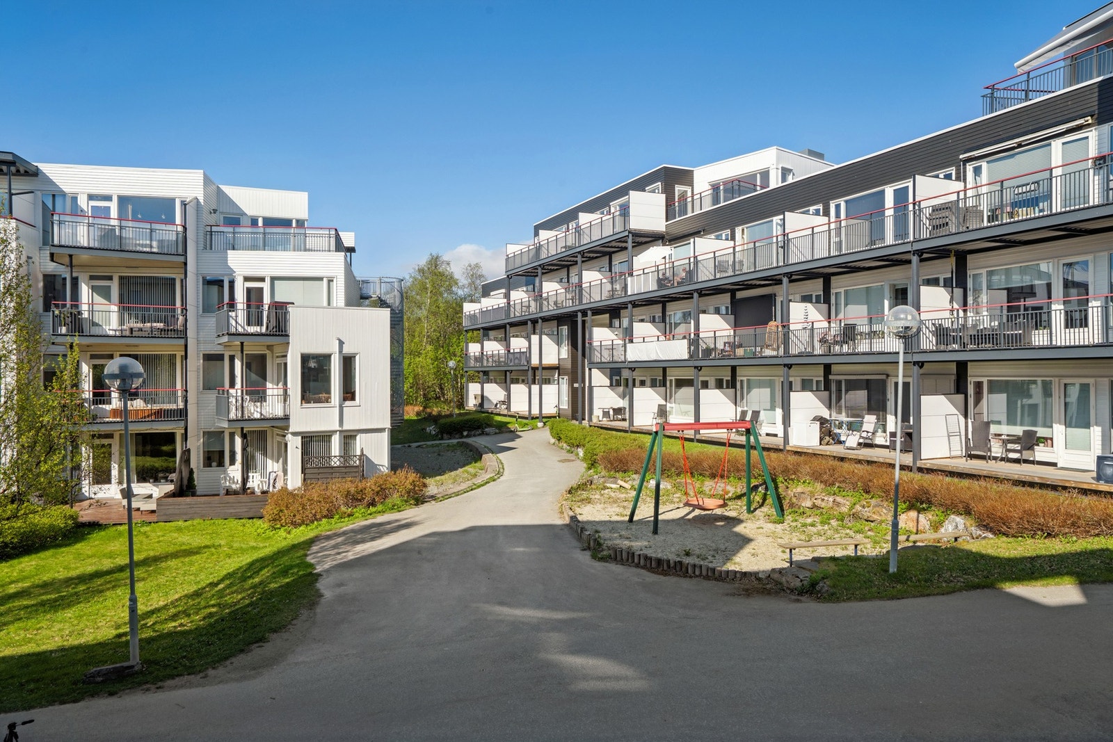 Leiligheten ligger i en boligblokk fra 2004 i Edderdunvegen III Borettslag, med opparbeidede fellesarealer. Galleribilde
