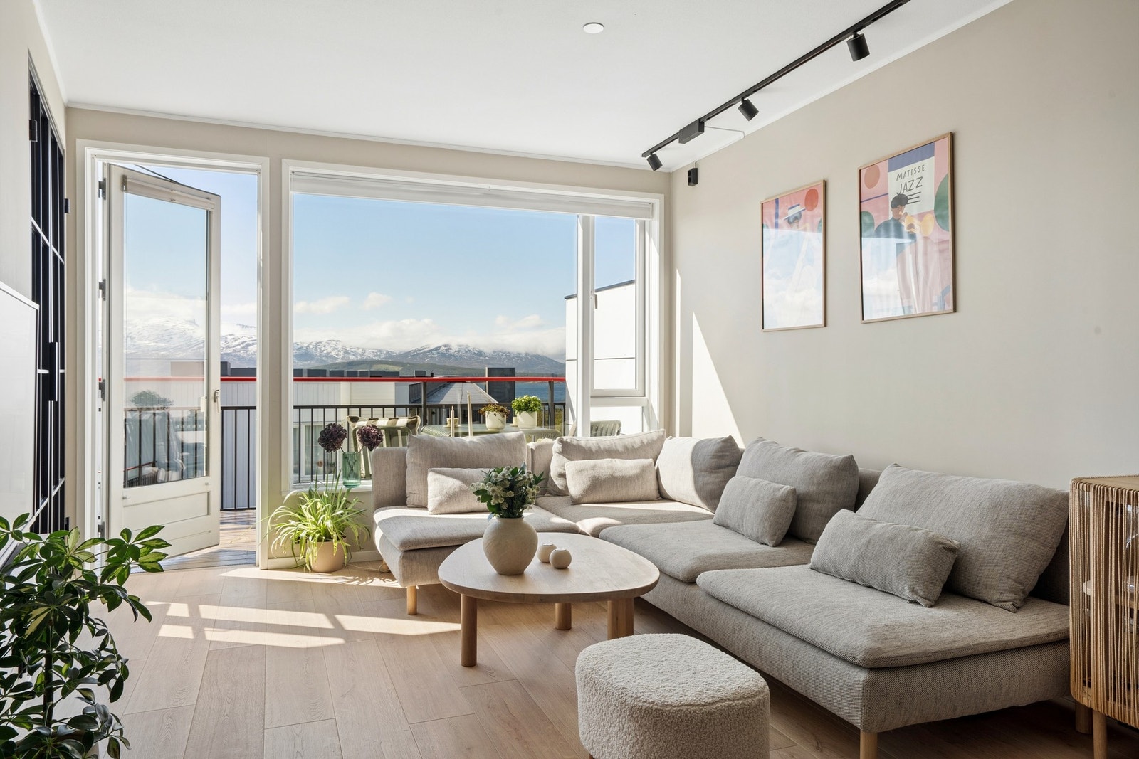 Store vinduer og glassdør slipper inn rikelig med lys og gir direkte utgang til terrassen. Galleribilde