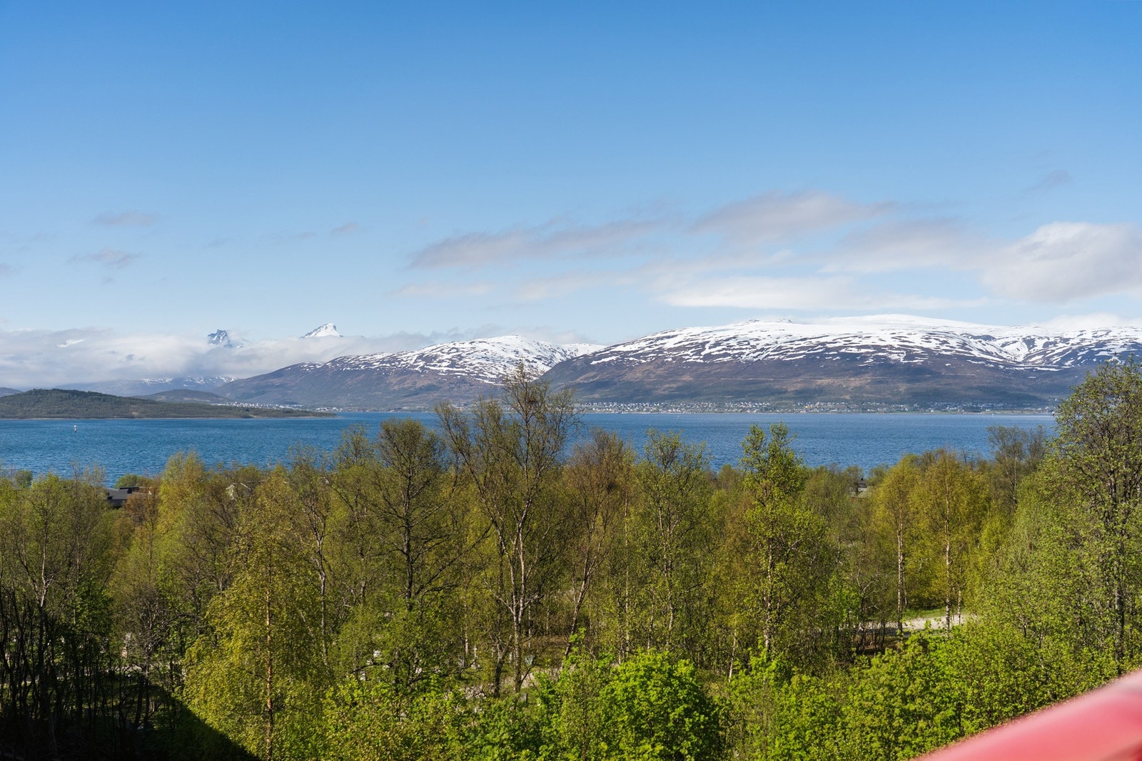 Fra fjerde etasje har man en flott og åpen utsikt over sundet og landskapet rundt. Galleribilde