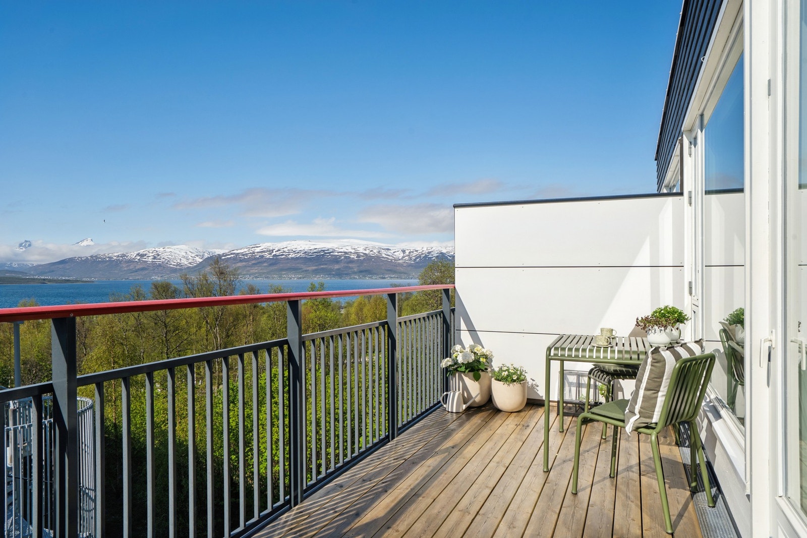 Fra stuen er det utgang til en terrasse på ca. 10 m² med utsikt mot sjøen og fjellene. Galleribilde