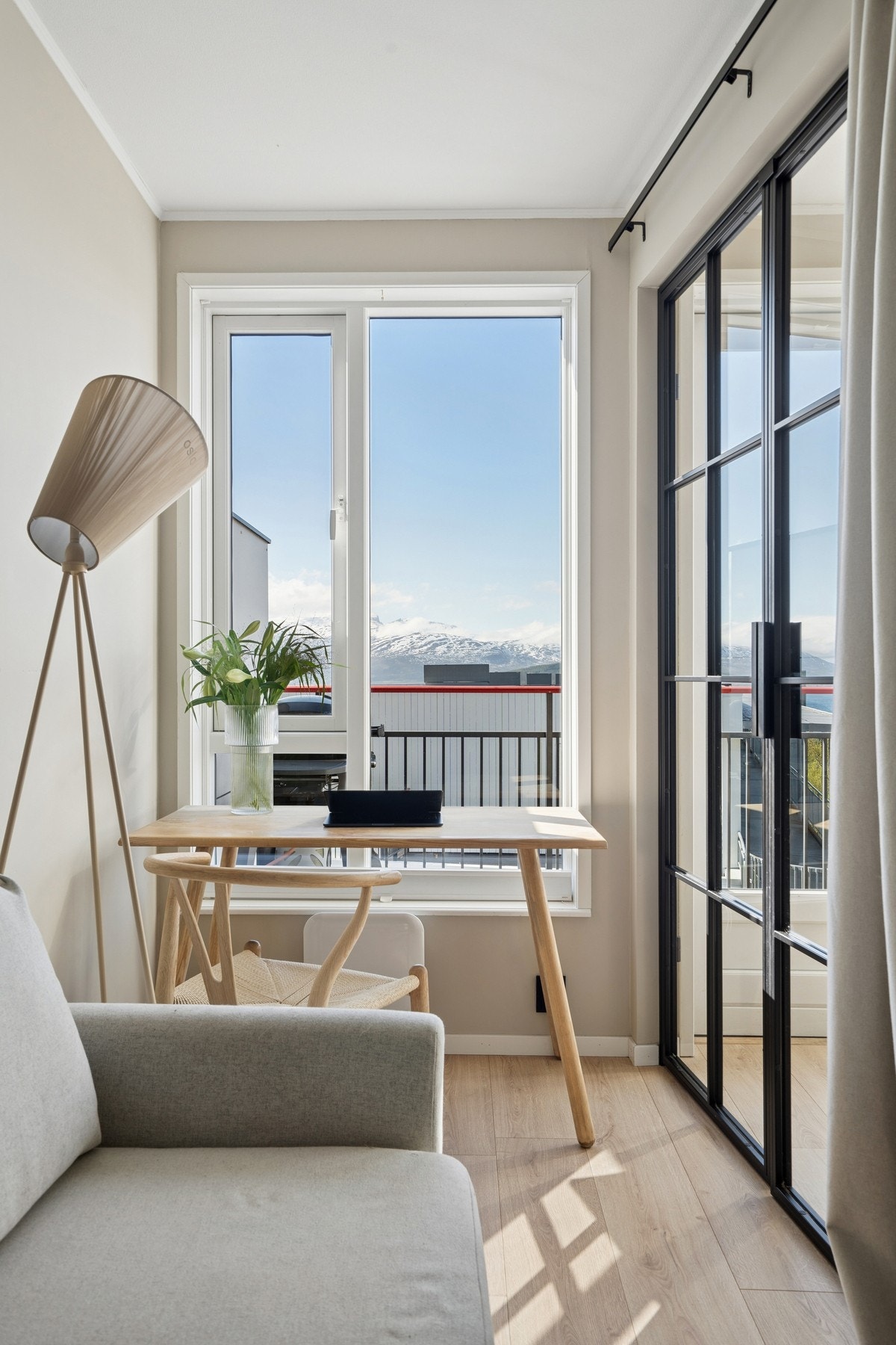 Det er adskilt fra stuen med en stilren glassvegg. Galleribilde