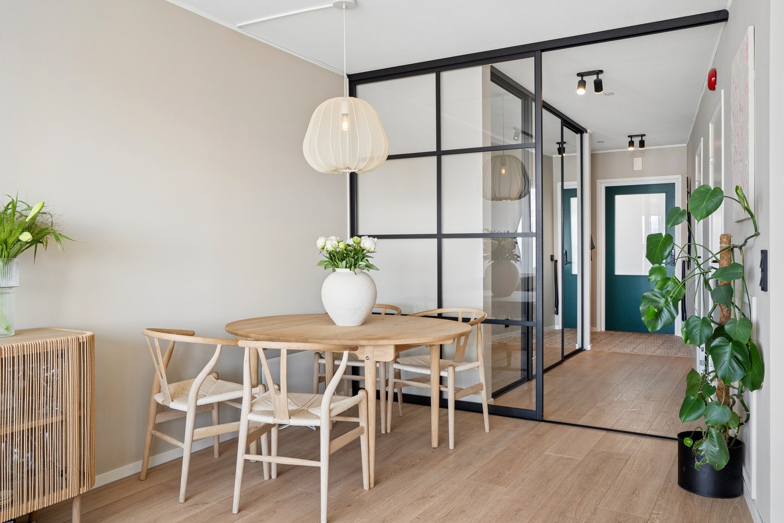 Spiseplassen er sentralt plassert mellom stue, kjøkken og soverom. Galleribilde