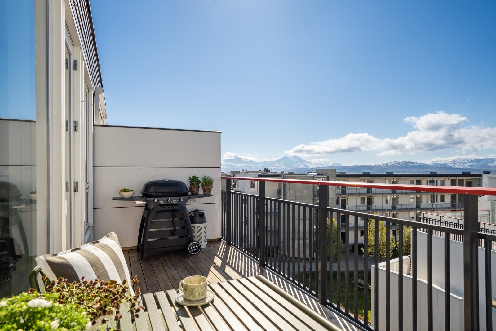 Terrassen har tregulv og god plass til både sittegruppe og grill. Galleribilde