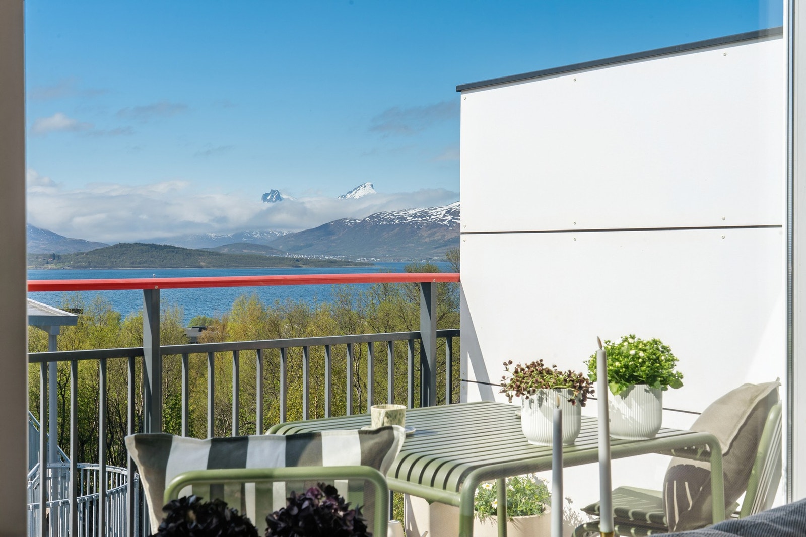 Fra terrassen er det utsikt mot nærområdet og fjellene. Galleribilde