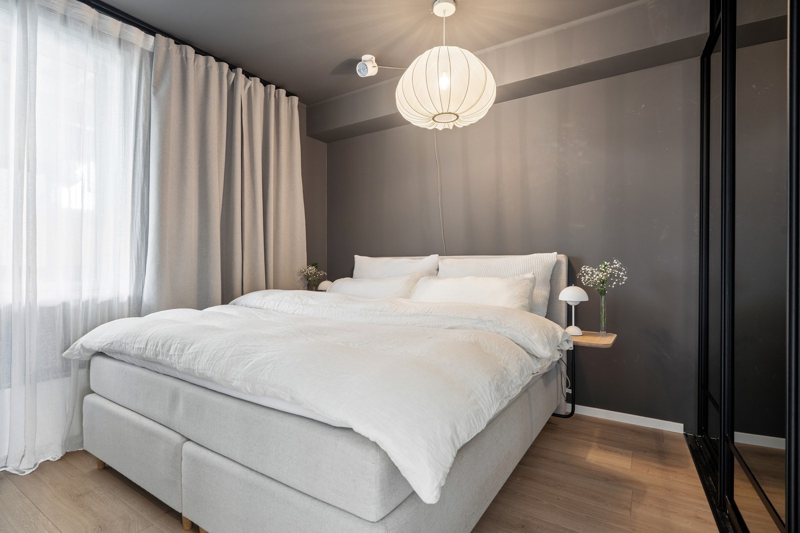 Hovedsoverommet har god plass til dobbeltseng Galleribilde