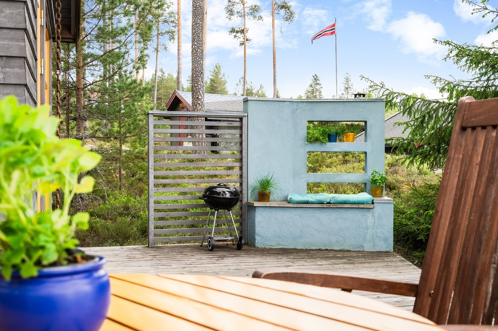 Utenfor kjøkkenet er det murt opp en levegg, perfekt for plassering av grill og et lite utekjøkken. Galleribilde