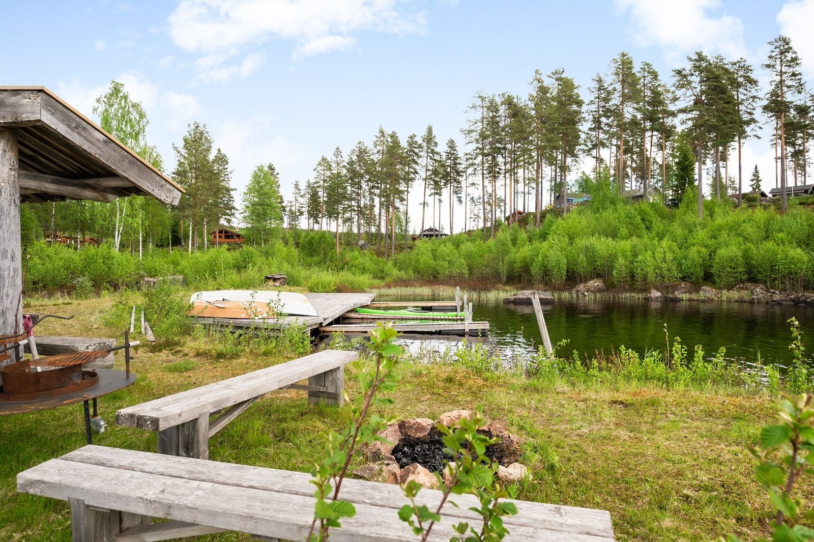 Nede ved vannet er det bålplass, benker og brygge. Galleribilde