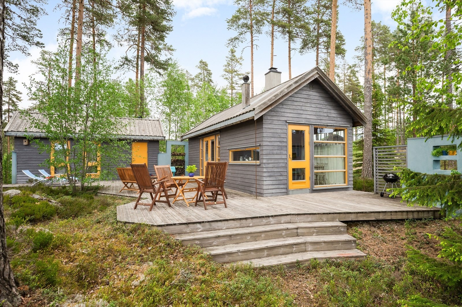 Eiendommen består av to bygg, én hovedhytte og et anneks med soverom og utedo. Galleribilde