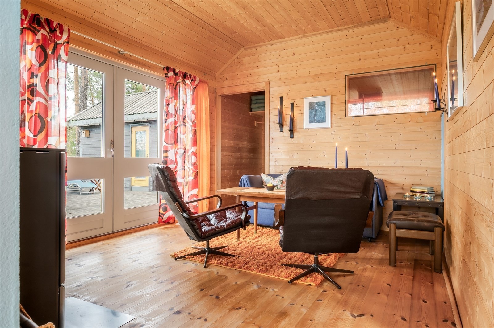 Hytta er innredet med panel i himling og på vegger og har heltre gulv. Galleribilde
