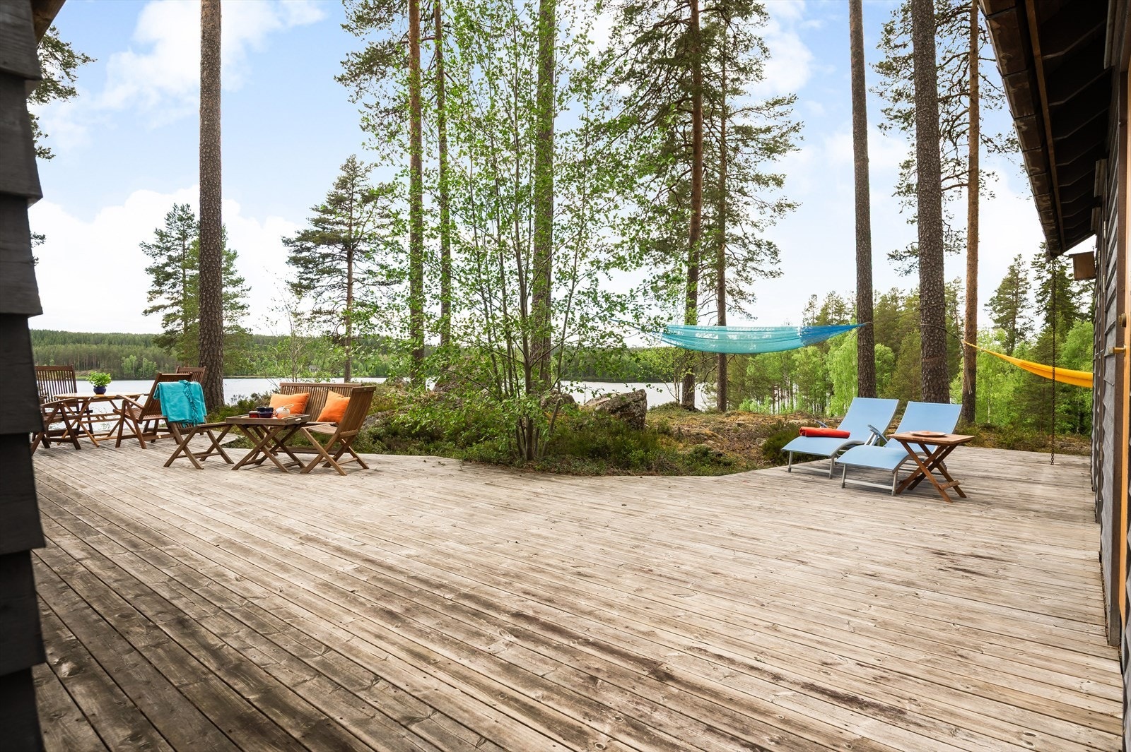 Alle rommene foruten om det ene soverommet har direkte utgang til terrassen. Galleribilde