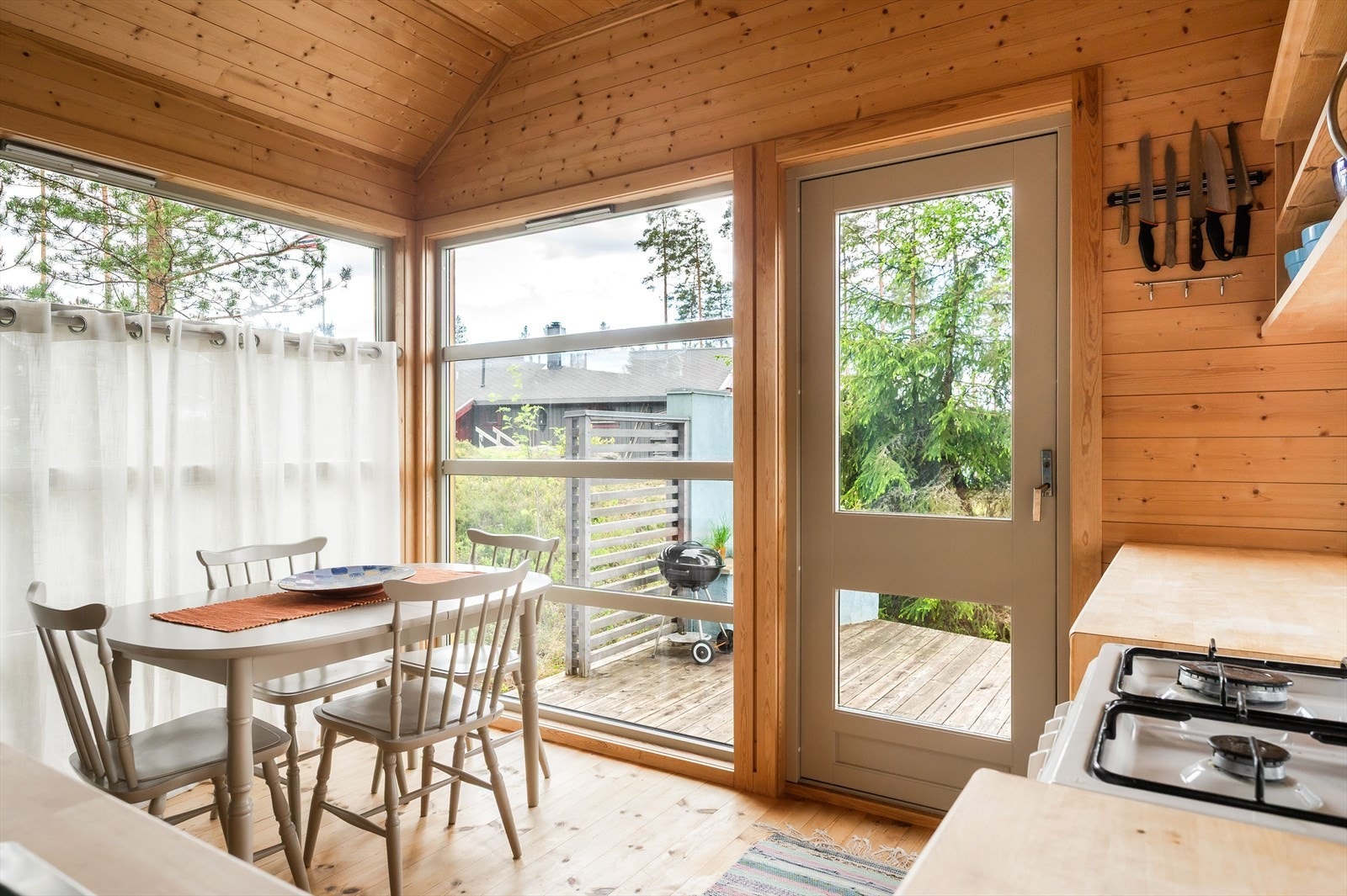 Det er plass til spisebord på kjøkkenet. Galleribilde