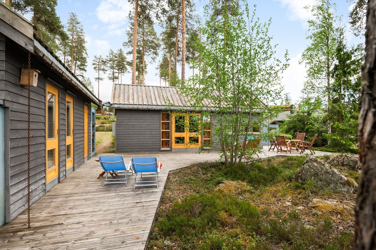 Mellom de to byggene er det en romslig, skjermet uteplass som går i ett med terrenget. Galleribilde