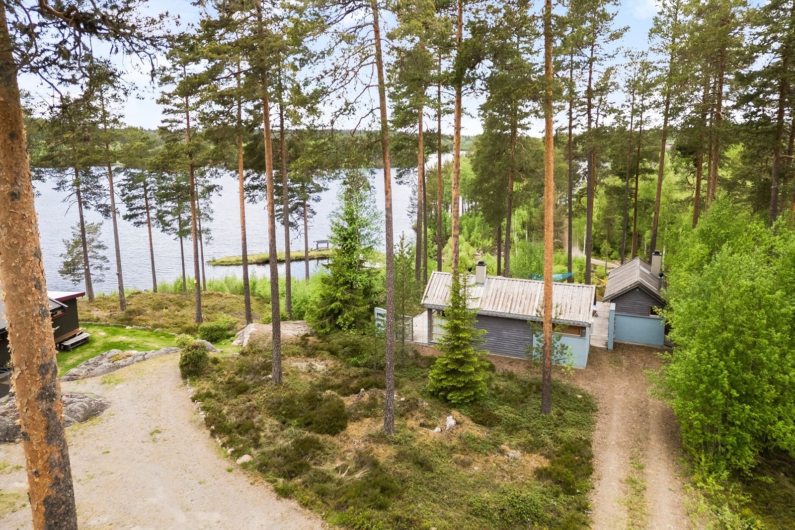 Her har du bilvei frem til hytta og meget kort vei ned til vannkanten. Galleribilde