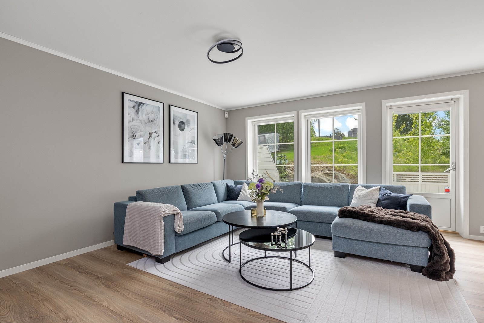 Fra stuen er det utgang til en terrasse i impregnert treverk på 23 m². Galleribilde