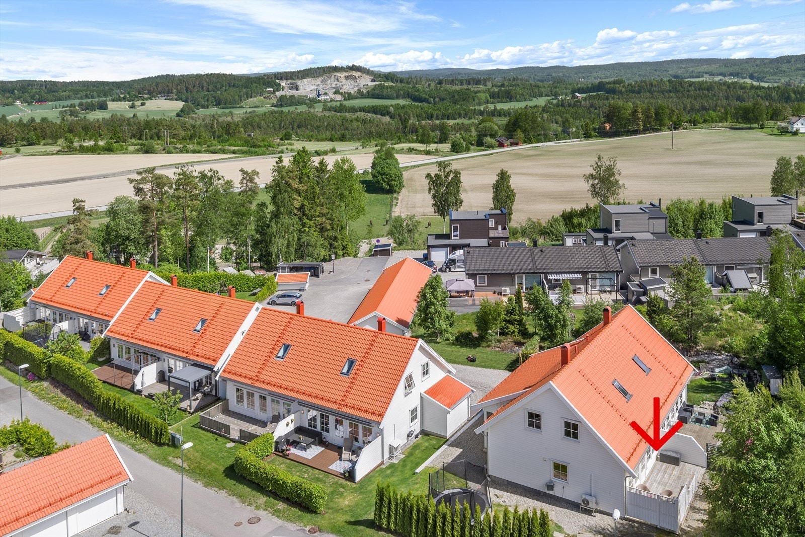 Eiendommen har en andel av en solrik og opparbeidet tomt med plen, hekk og gruset gårdsplass. Galleribilde