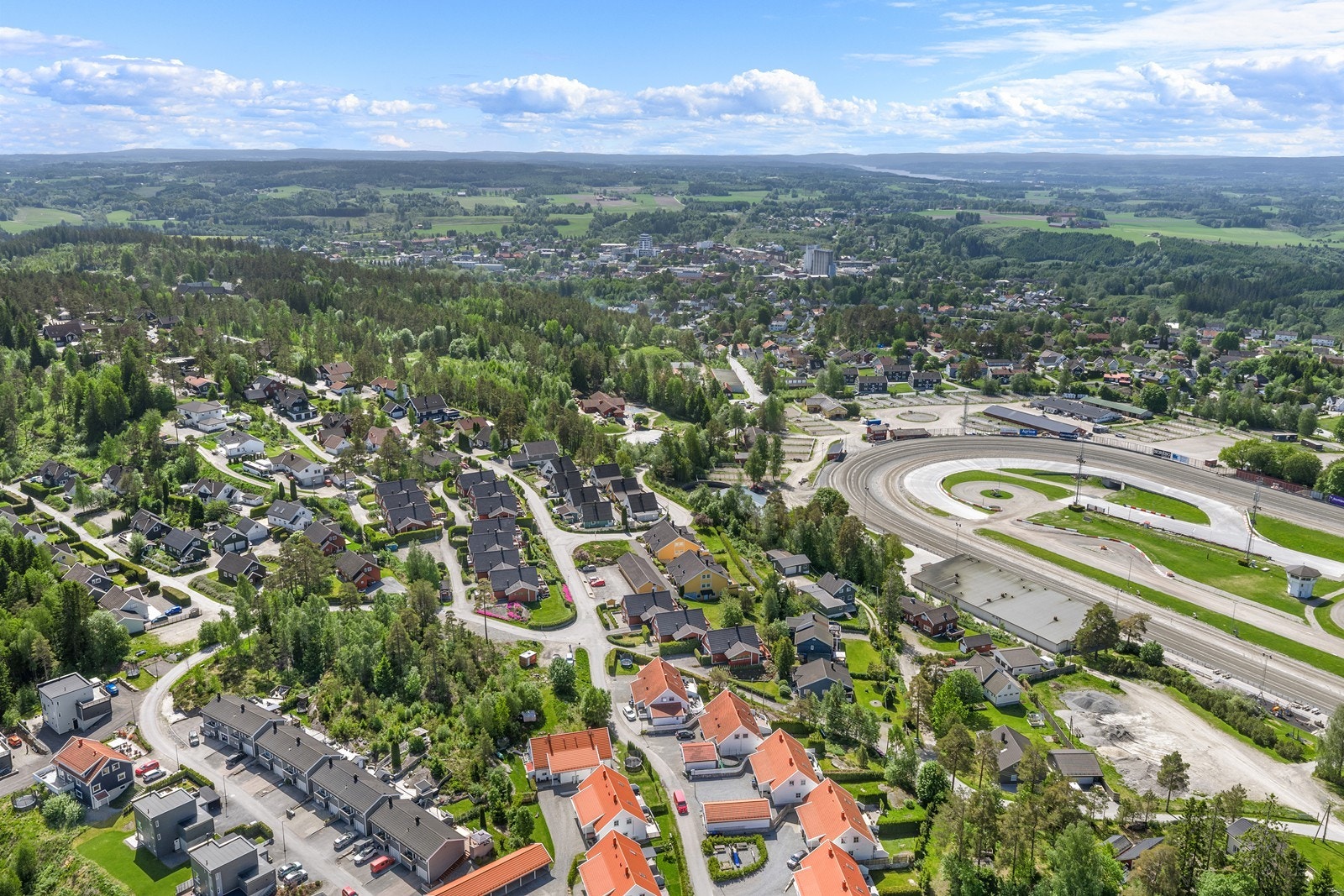 Boligen er plassert i et attraktivt område nær Momarken med gode servicetilbud og rekreasjonsmuligheter. Galleribilde