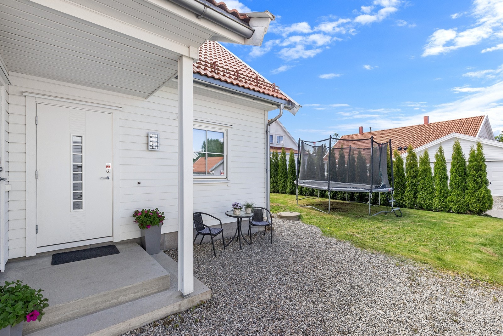 Inngangspartiet har overbygg og gir tilgang til hoveddøren. Galleribilde