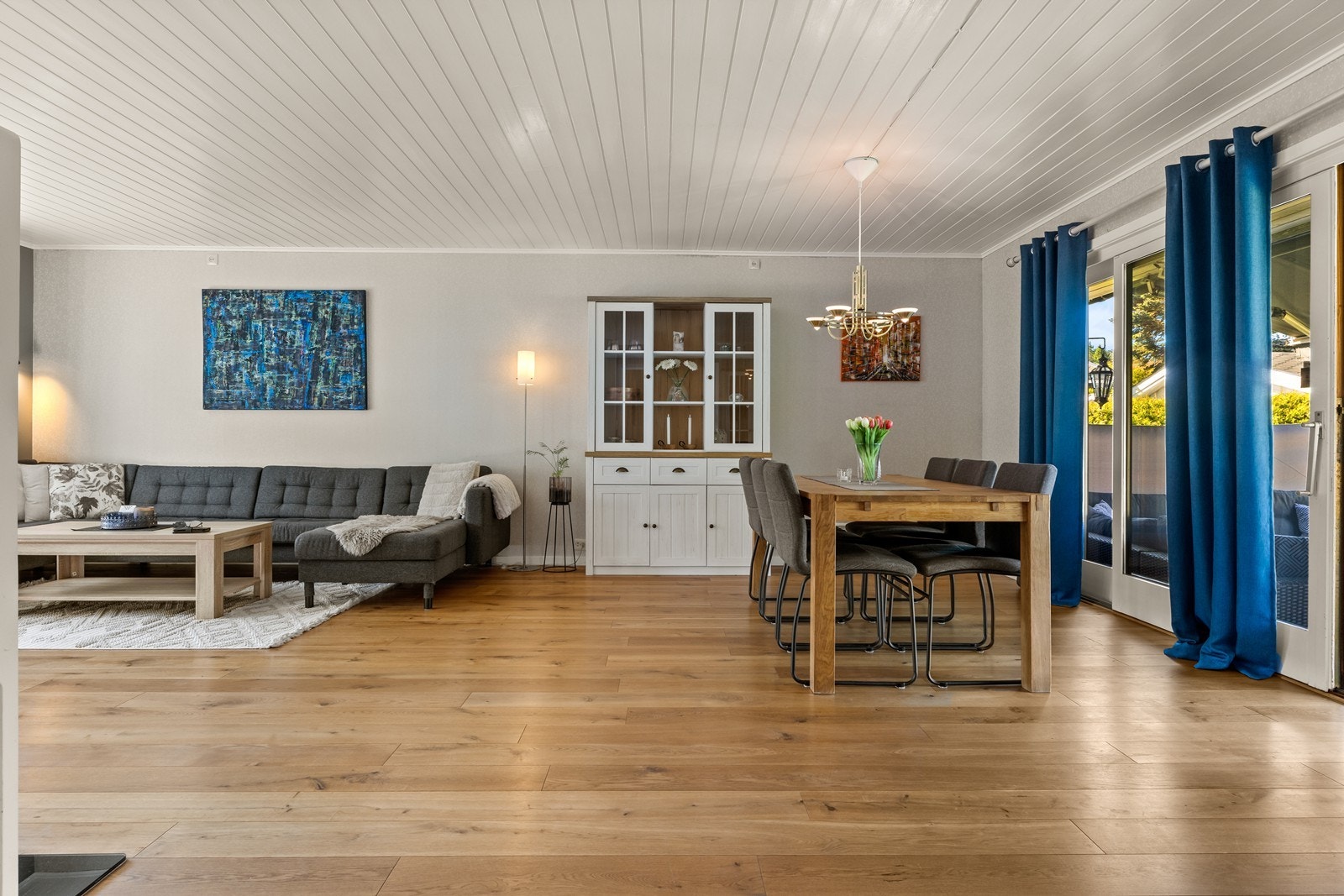 Stue med god plass for naturlig møblement Galleribilde