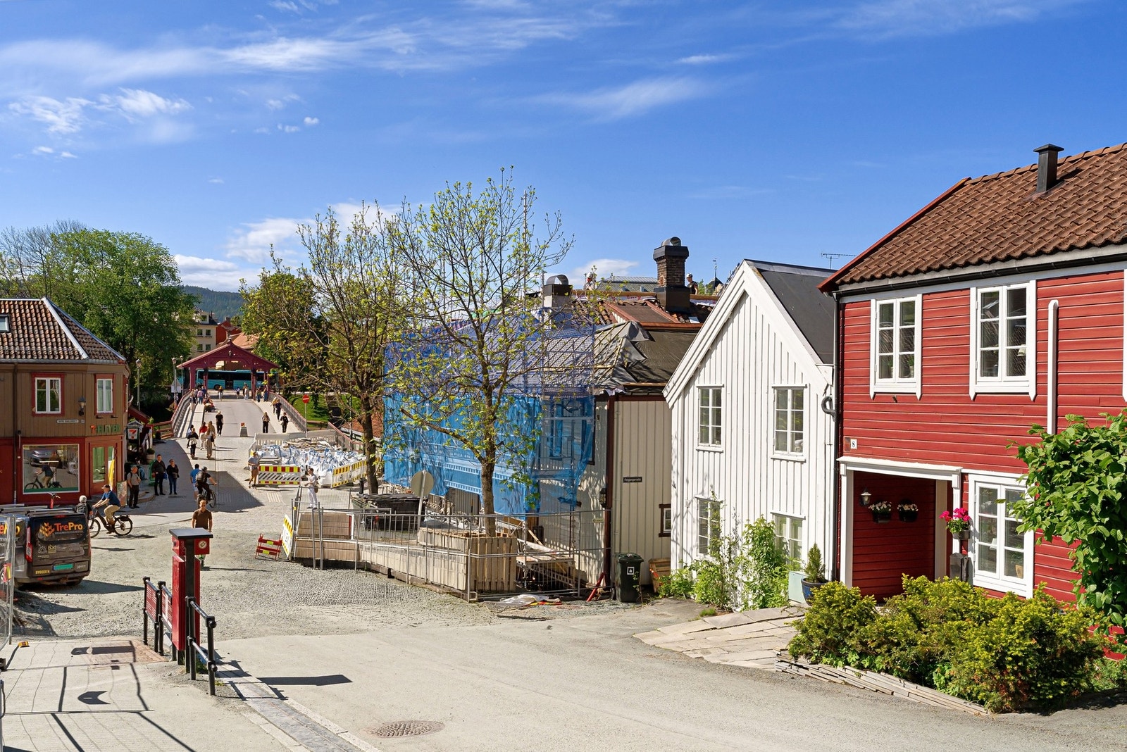 Det er to parkeringsplasser i forkant av huset, men det er ingen eksklusiv rett på disse. Det medfølger ikke parkeringsplass med leiligheten. Galleribilde