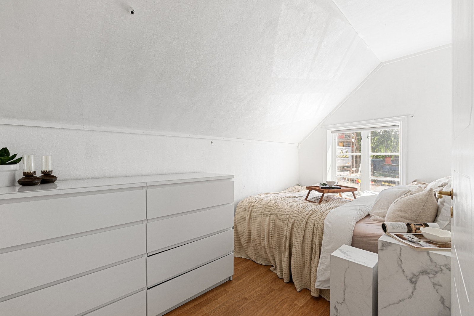 Det er også plass til oppbevaringsmøbler, samtidig som rommet oppleves luftig og funksjonelt. Galleribilde
