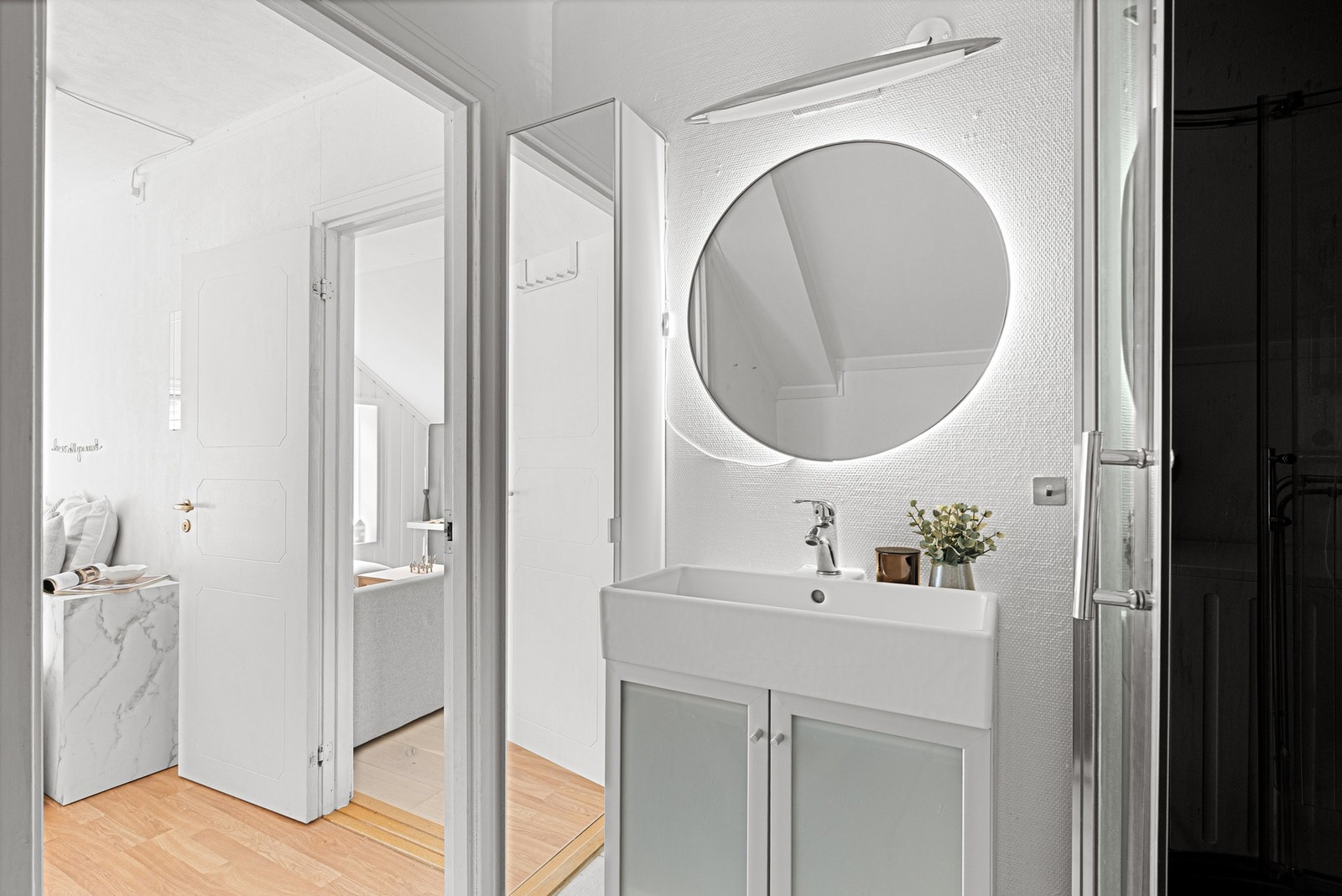 Badet har en romslig utforming og ligger innenfor soverommet. Galleribilde